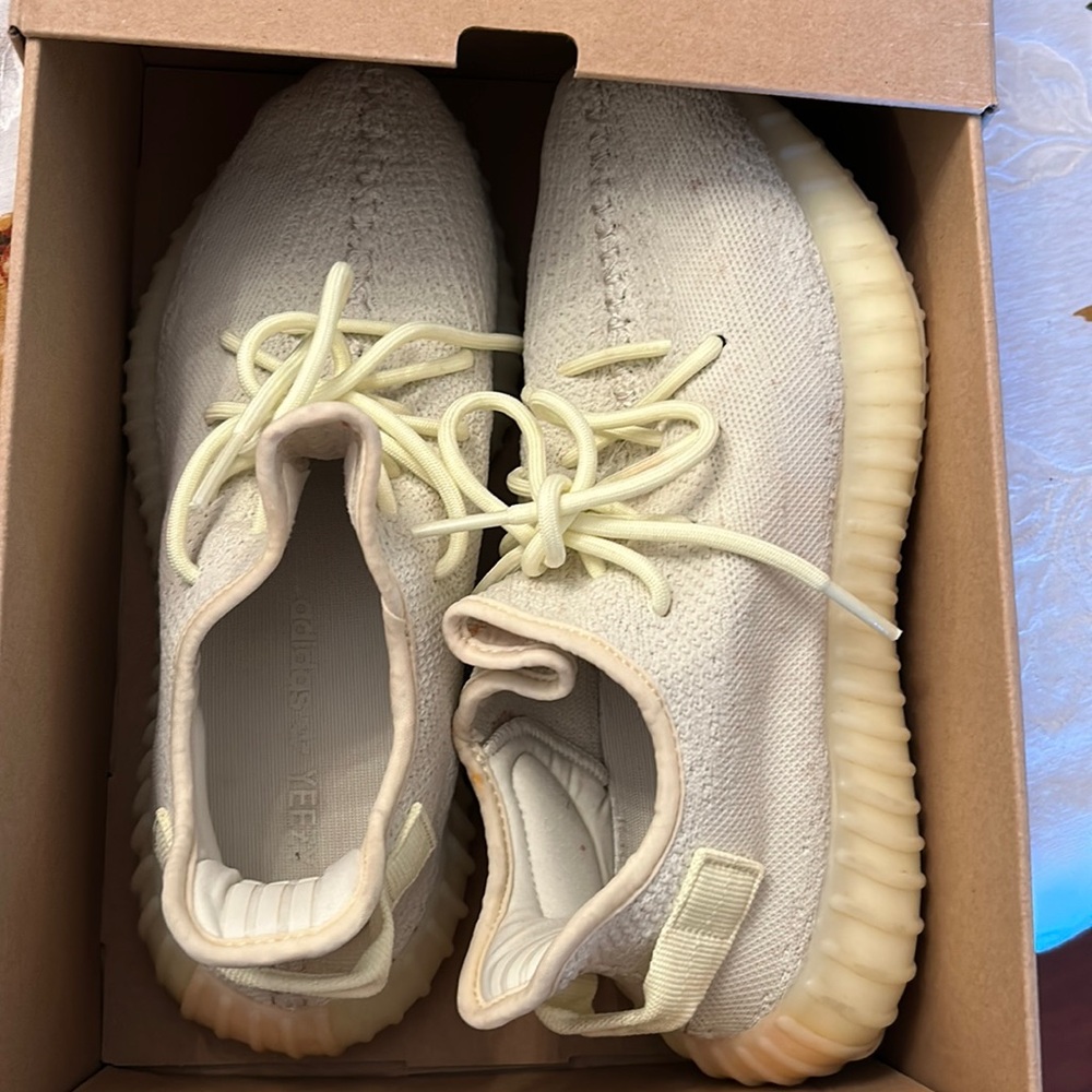 adidas Men's Yeezy Boost 350 V2 Shoes color butter size 9